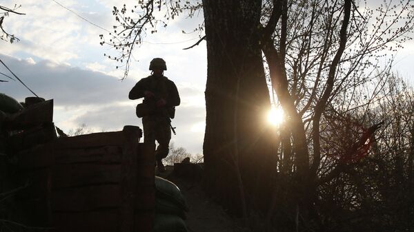 Un militar ucraniano cerca del región de Lugansk  - Sputnik Mundo