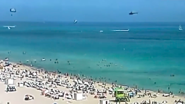 Un helicóptero se estrella sobre una playa en Miami - Sputnik Mundo