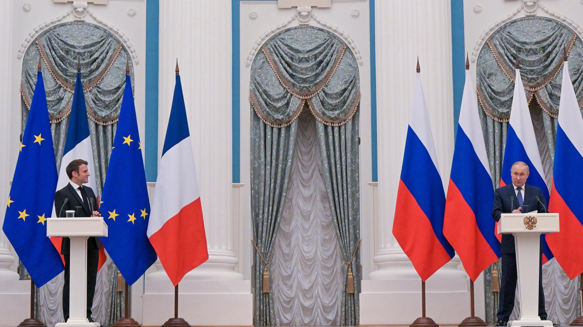 El presidente de Rusia, Vladímir Putin, con su homólogo francés, Emmanuel Macron - Sputnik Mundo, 1920, 20.02.2022