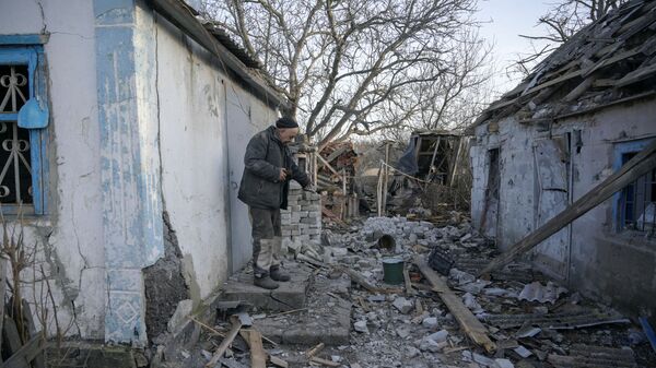 Разрушенное здание в результате обстрела в деревне Тарамчук Донецкой области  - Sputnik Mundo