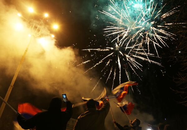Los fuegos artificiales iluminaron el cielo en las Repúblicas de Donetsk y Lugansk (RPDyRPL) después de que el presidente ruso Vladímir Putin firmara los decretos que reconocen la independencia de ambas Repúblicas. - Sputnik Mundo