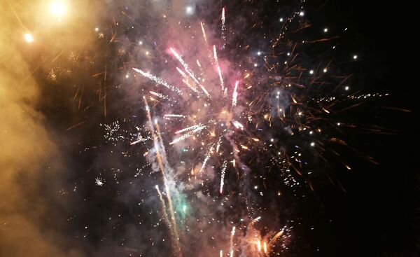 Los fuegos artificiales iluminaron el cielo de Donetsk en honor al reconocimiento ruso de la independencia de ambas Repúblicas. - Sputnik Mundo