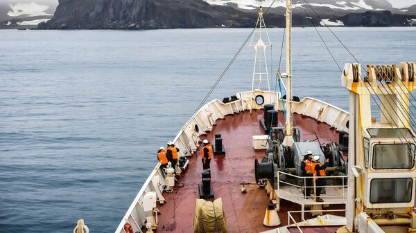 Исследовательское судно Адмирал Владимирский на пути из Монтевидео в Антарктиду - Sputnik Mundo