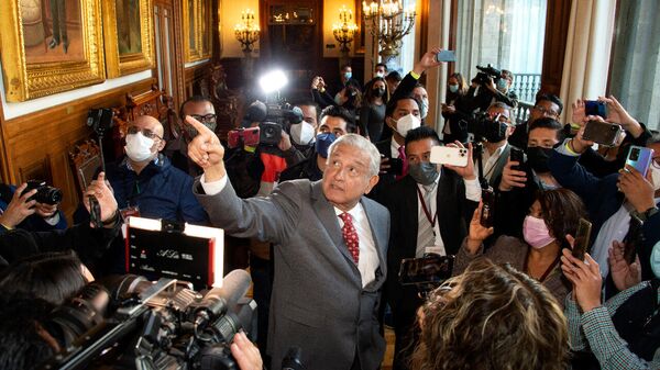 El presidente Andrés Manuel López Obrador recorriendo el Palacio Nacional con la prensa. - Sputnik Mundo