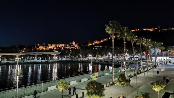 Vista nocturna de la fachada marítima de Málaga - Sputnik Mundo