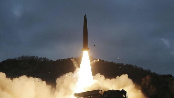 Un lanzamiento del misil norcoreano (imagen referencial) - Sputnik Mundo