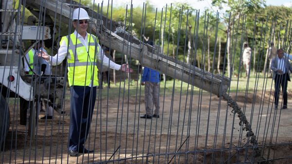El presidente de República Dominicana, Luis Abinader, en la frontera con Haití - Sputnik Mundo