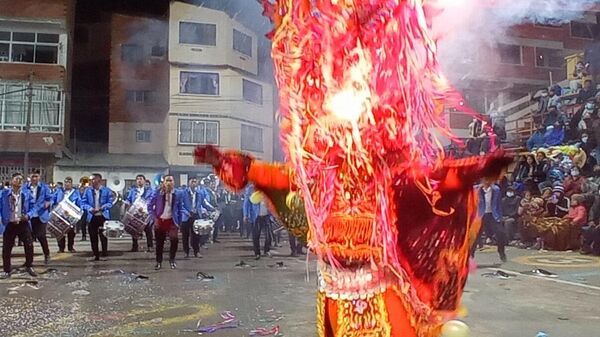 Diablos, combates rituales y estallido de colores en el carnaval de Oruro  - Sputnik Mundo