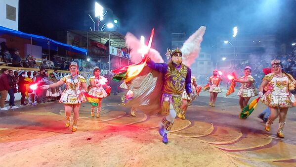 La danza de la Diablada es una de las preferidas por las y los asistentes al carnaval de Oruro. Liderados por el Arcángel San Miguel, diablos y diablas bailan al son de un ritmo frenético, que exigen un gran estado físico en quien interprete al jefe de los ángeles. - Sputnik Mundo