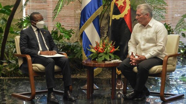 El ministro de Estado de Angola, Adão Francisco Correia de Almeida y el presidente cubano, Miguel Díaz-Canel - Sputnik Mundo