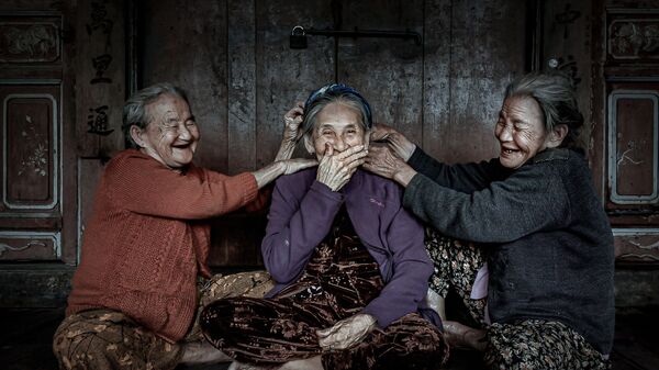 La fotografía 'Old Age Joy!' del fotógrafo Anh Vu Do, ganador de la categoría PEOPLE del concurso de la MPA. - Sputnik Mundo