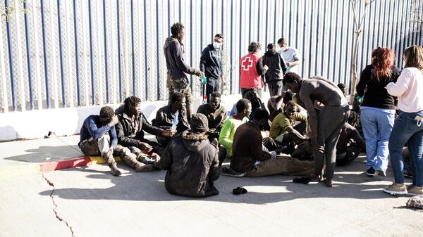 Casi 400 migrantes entran a España en un nuevo salto a la valla de Melilla - Sputnik Mundo