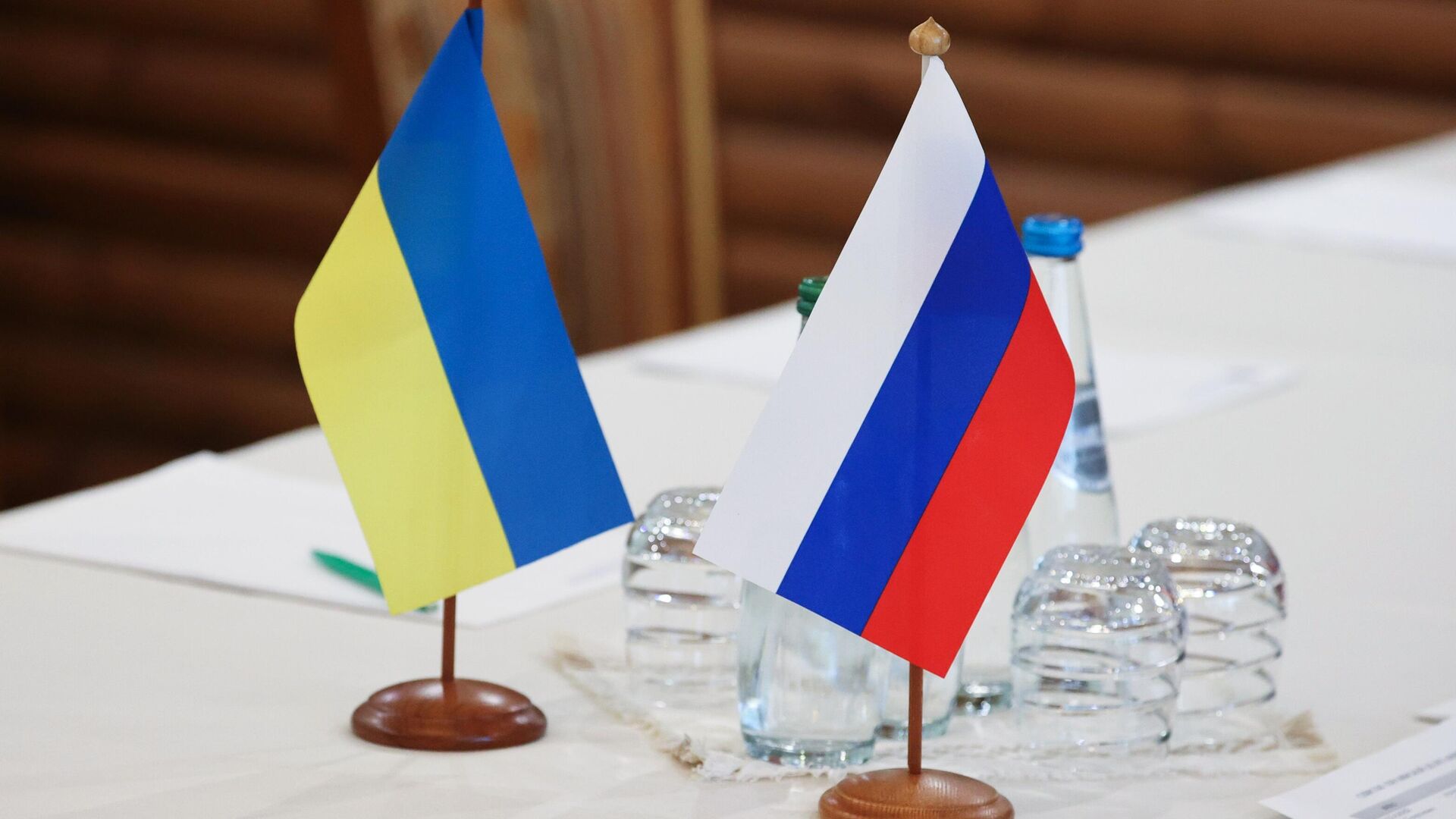Banderas de Rusia y Ucrania durante las negociaciones celebradas en Bielorrusia el 3 de marzo  - Sputnik Mundo, 1920, 25.12.2022