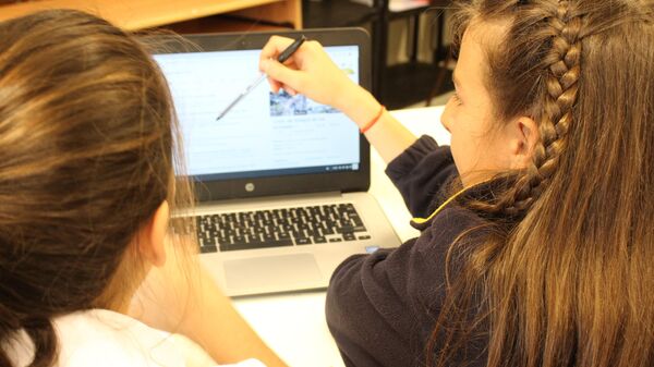 Niñas y adolescentes aprenden a programar en Technovation Girls Chile  - Sputnik Mundo