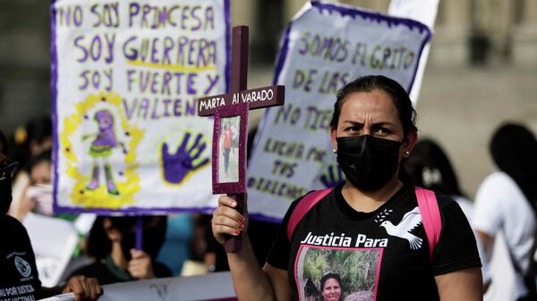 Una mujer marcha en Perú en el marco del Día Internacional de la Mujer - Sputnik Mundo