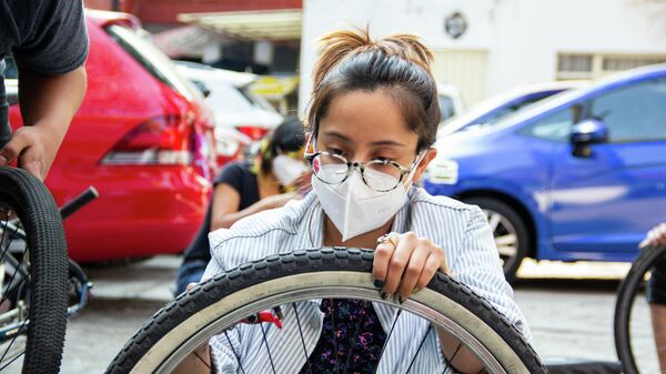 Proyecto de restauración de bicicletas para apoyar a mujeres mexicanas precarizadas. - Sputnik Mundo