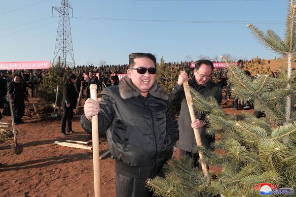 Kim Jong-un planta árboles con los delegados de la Segunda Conferencia de Secretarios de Organizaciones Primarias del Partido del Trabajo de Corea. - Sputnik Mundo