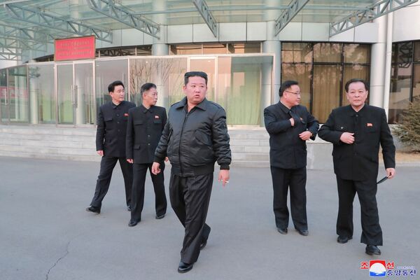 El líder norcoreano Kim Jong-un ha visitado a la Dirección Nacional de Desarrollo Aeroespacial de Corea del Norte, que está construyendo un satélite para vigilar y recoger información sobre el Ejército estadounidense y sus &quot;fuerzas vasallas&quot; en la región. - Sputnik Mundo