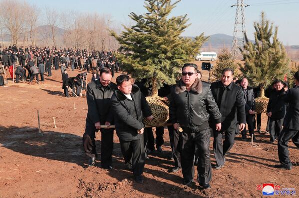 Los primeros días de marzo se celebró en Pyongyang la Segunda Conferencia de Secretarios de las Organizaciones Primarias del Partido del Trabajo de Corea. Kim Jong-un se unió a los delegados para plantar árboles en un parque de la capital. - Sputnik Mundo