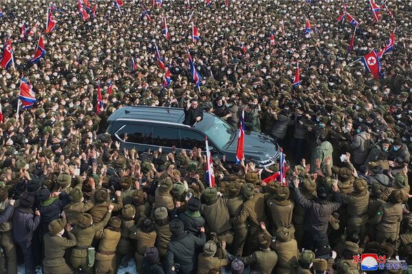El 18 de febrero, la agencia de noticias norcoreana informó de que Kim Jong-un asistió a una ceremonia que marcaba el inicio de la construcción de una granja Ryonpho de más de 100 hectáreas en Hamju, provincia de Hamgen del Sur, que será una importante fuente de alimentos para el país sancionado.En la foto: el coche de Kim Jong-un que se dirigía al lugar de la ceremonia estaba rodeado por una multitud de conciudadanos que le aclamaban. - Sputnik Mundo