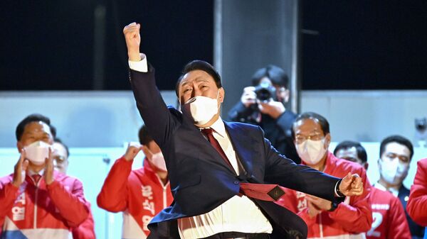 Избранные президент Южной Кореи Юн Сок Ель со своими сторонниками в Сеуле  - Sputnik Mundo
