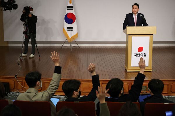Las elecciones en Corea del Sur fueron aún más dramáticas de lo esperado porque unos días antes de la votación, el líder del Partido Popular, Ahn Cheol-soo, abandonóla carrera y cediósu voto a Yoon Suk-yeol, aumentando las posibilidades de esteúltimo. Al final, el ganador y el perdedor terminaron con menos de un 1% de diferencia en votos, es decir, algo más de 260.000 votos. Esta diferencia fue la más estrecha en la historia de las elecciones presidenciales del país.En la foto: la conferencia de prensa de Yoon Suk-yeol en Seúl. - Sputnik Mundo
