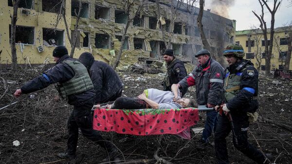 Las imágenes del  bombardeo de un supuesto hospital de maternidad en la ciudad de Mariúpol, en Ucrania - Sputnik Mundo