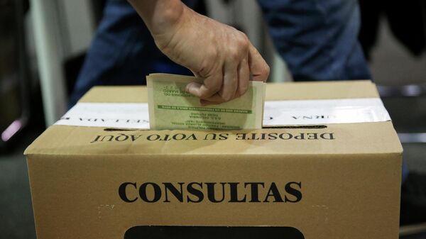 Un hombre vota en las elecciones legislativas y primarias en Colombia, el 13 de marzo de 2022 - Sputnik Mundo