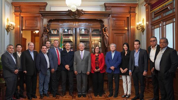 El presidente de México con dirigentes de las refinerías del país.  - Sputnik Mundo