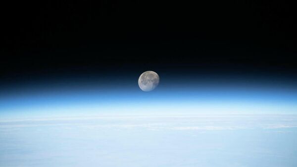 La Luna sobre el horizonte terrestre - Sputnik Mundo