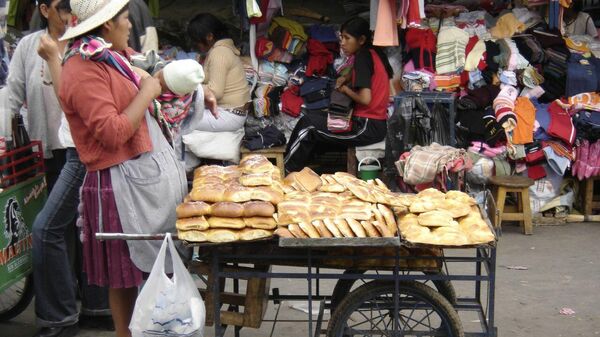 Una vendedora de pan en las calles de Bolivia - Sputnik Mundo