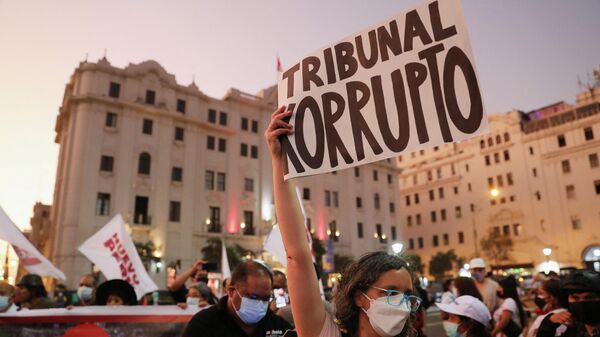 Una mujer sostiene un cartel que dice Tribunal corrupto - Sputnik Mundo