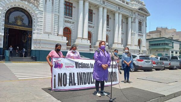 Asociación Nacional de Mujeres Afectadas por las Esterilizaciones Forzadas (Ampaef) rechazaron indulto frente al Congreso de Perú  - Sputnik Mundo
