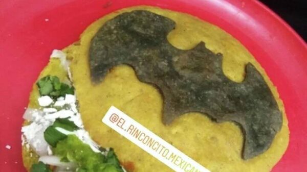 La comida callejera mexicana rinde homenaje a Batman - Sputnik Mundo