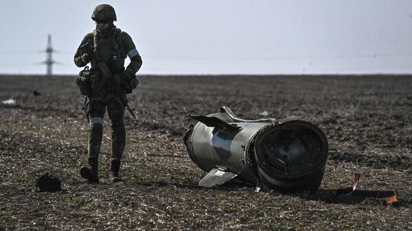 Un militar ruso cerca de un misil ucraniano derribado - Sputnik Mundo