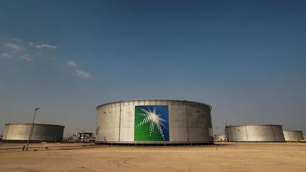 Almacenes con petróleo de la compañía Saudi Aramco - Sputnik Mundo