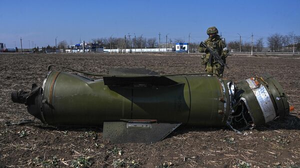Fragmentos de un misil ucraniano Tochka-U derribado en un campo cerca de las zonas residenciales de Berdyansk, Ucrania - Sputnik Mundo