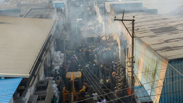 Un incendio en un almacén de material reciclable en la India - Sputnik Mundo