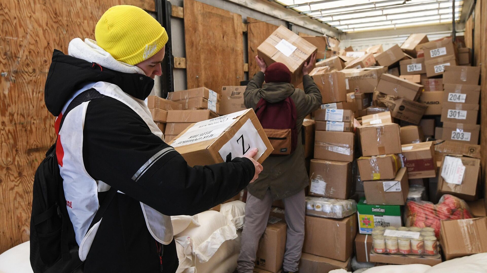 Гуманитарная помощь написать. Гуманитарная помощь. Коробки с гуманитарной помощью. Ящик для сбора гуманитарной помощи. Передача гуманитарной помощи.