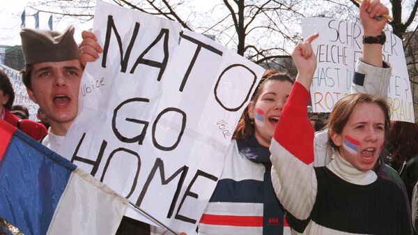 Una manifestación contra los bombardeos de la OTAN contra Yugoslavia en Nuremberg, Alemania - Sputnik Mundo