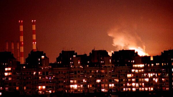 Llamas de una explosión iluminan el cielo en el horizonte de Belgrado. - Sputnik Mundo