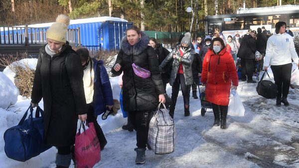Habitantes de Donbás evacuados a Rusia - Sputnik Mundo
