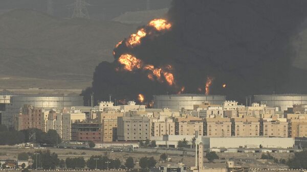 Explosión en bodega de petróleo de Jeddah - Sputnik Mundo