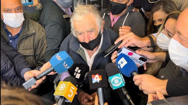 José 'Pepe' Mujica sufragó en el referéndum revocatorio de la Ley de Urgente Consideración (LUC) - Sputnik Mundo