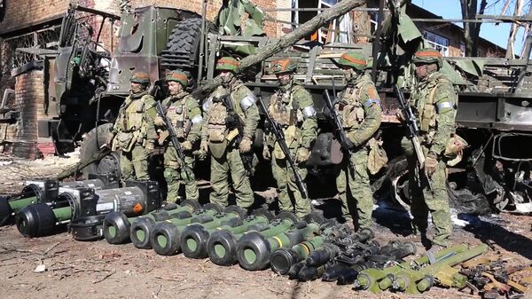 Las tropas aerotransportadas rusas muestran el equipo militar de fabricación occidental que incautaron en Ucrania - Sputnik Mundo