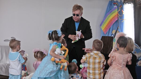 Elton John visita un orfanato en Ucrania, en 2009 - Sputnik Mundo