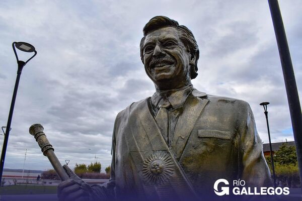 Estatua del presidente argentino, Alberto Fernández, en Río Gallegos - Sputnik Mundo