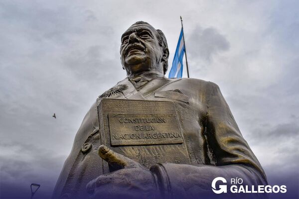 Estatua del expresidente argentino Raúl Alfonsín en Río Gallegos - Sputnik Mundo