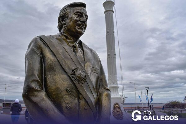Estatua del expresidente argentino Néstor Kirchner en Río Gallegos - Sputnik Mundo