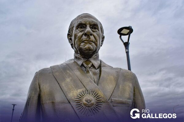 Estatua del expresidente argentino Fernando de la Rúa en Río Gallegos - Sputnik Mundo